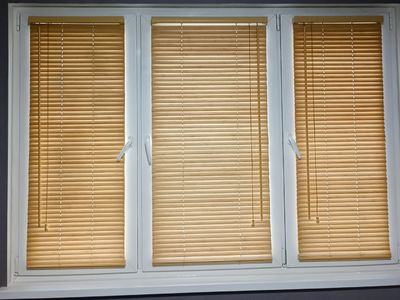 Горизонтальные деревянные жалюзи на стеклопакет